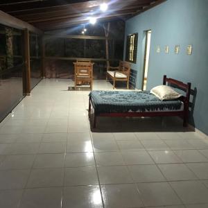 帕苏斯RANCHO SAPUCAÍ的卧室配有1张床,铺有瓷砖地板。