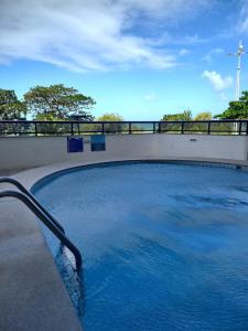 累西腓Hotel Euro Suíte Recife Boa Viagem的水中带水管的游泳池