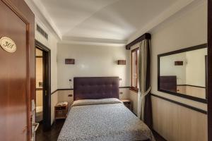博罗梅奥酒店客房内的一张或多张床位