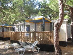 玛丽纳锡巴里Happy Camp mobile homes in Camping Thurium Villaggio的相册照片