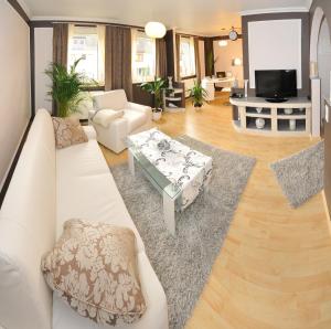 不莱梅Deluxe Apartments Bremen Typ C的客厅配有白色的沙发和桌子