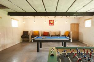 HaringeHet Klaverhof的配有乒乓球桌和沙发的房间