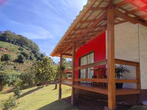 新文达移民镇Chalés Vale das Pedras的红色屋顶房屋的 ⁇ 染