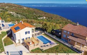 ZagorjeGorgeous sea-view VillaSol with pool & BBQ的享有带游泳池的房屋的空中景致