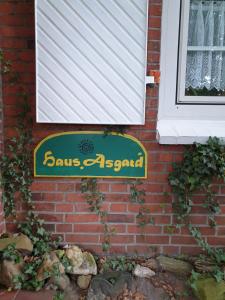 BrinjaheHaus "Asgard"的砖屋边的标志