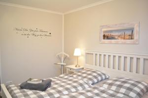 伯尔格伦德-雷特维施Ostwind的卧室配有两张床,墙上挂着一幅画