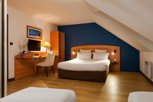 埃夫勒埃夫勒康福特茵酒店的配有一张床和一张书桌的酒店客房