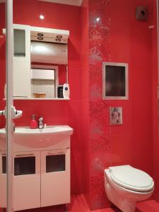 旧扎戈拉Уютен апартамент в централната част на Стара Загора的红色的浴室设有卫生间和水槽