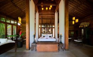 坎古卡拉帕瑜伽精品度假村 的大房间中一间带床的卧室