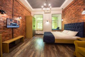 基辅戴福莱特中心公寓的一间卧室设有一张床和砖墙