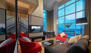 乔治市Maritime Luxury Suites的带沙发和红色椅子的客厅