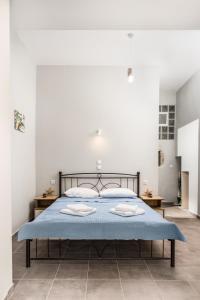 马塔拉Nautilus的一间卧室配有一张带蓝色毯子的床