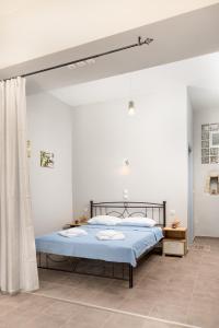 马塔拉Nautilus的一间卧室配有一张带蓝色毯子的大床