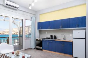 马塔拉Nautilus的一间设有蓝色橱柜的厨房,享有海景