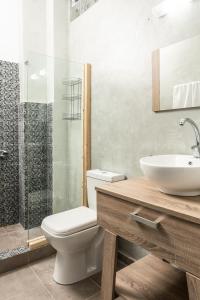 马塔拉Nautilus的浴室配有卫生间、盥洗盆和淋浴。