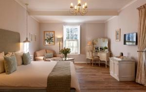 弗朗斯胡克L'Auberge Chanteclair的一间卧室设有一张床和一间客厅。