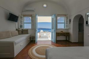 锡拉夏岛Petinos traditional house的带沙发的客厅,享有海景