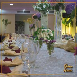 圣多明各Golden House Hotel & Convention Center的长桌,带酒杯和鲜花
