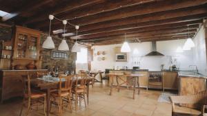 加拉奇科Casa La Monja的厨房以及带桌椅的用餐室。
