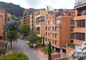 波哥大GIO Suites Parque 93 Bogotá的城市中一条空荡荡的街道,有建筑