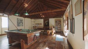 加拉奇科Casa La Monja的一间设有台球桌和图书馆的房间