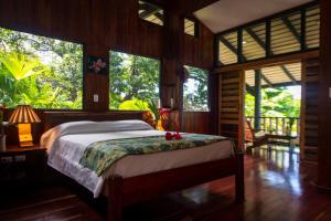 Tiskita Jungle Lodge客房内的一张或多张床位
