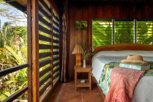 帕沃内斯Tiskita Jungle Lodge的小木屋内一间卧室,配有一张床