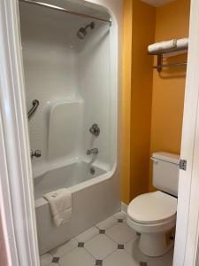 西孟菲斯新罕布什尔州西孟菲斯汽车旅馆的带浴缸、卫生间和淋浴的浴室。