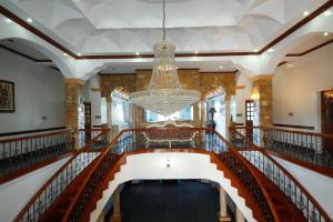 Angono约阿纳别墅度假酒店的享有大楼大堂的景致,配有吊灯