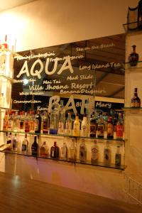 Angono约阿纳别墅度假酒店的陈列在架子上的酒瓶