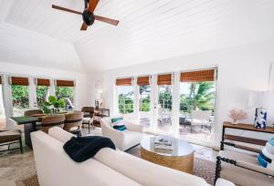 哈勃岛粉红沙滩度假酒店的客厅配有白色家具和吊扇