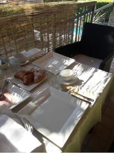 科尔特弗兰卡Franciacorta Suite的餐桌上放有食物盘子的桌子