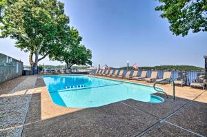 奥沙克湖Waterfront Ozark Gem with Pool Access and Lake Views!的一个带椅子和树木的蓝色游泳池