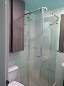 圣罗莎德卡瓦尔SANDY APARTAMENTO的浴室设有玻璃淋浴间和卫生间