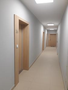 克拉科夫Apartamenty Platinex 5的走廊,带走廊的办公大楼走廊