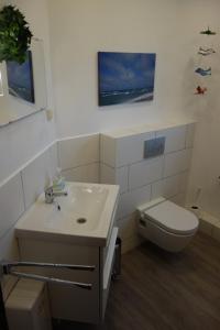 海利根港Haus Mehler的白色的浴室设有卫生间和水槽。