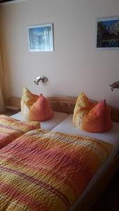 卡尔斯哈根ferienwohnung köster的卧室内的两张床和枕头