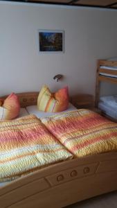 卡尔斯哈根ferienwohnung köster的一间卧室配有两张带枕头的床。