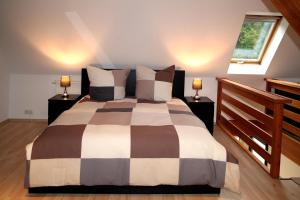 上隆维茨FeWo KLAUS - nahe Sachsenring - auch Monteure willkommen的一间卧室配有一张大床和两盏灯
