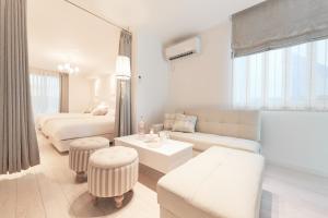 松户市ReLA Higashimatsudo - Vacation STAY 66996v的白色的客厅配有沙发和1张床