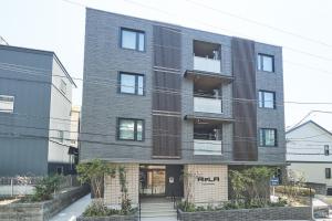 松户市ReLA Higashimatsudo - Vacation STAY 67557v的一座大型砖砌建筑,前面设有楼梯
