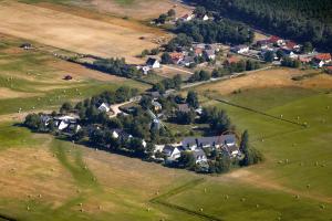 特拉森海德Ferienhaus Teuber的田野中小村庄的空中景观