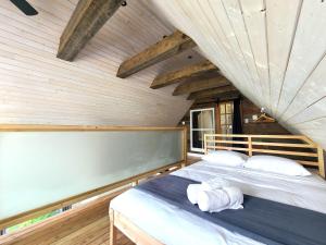 滨海卡尔顿Aux 4 vents - Auberg'Inn的一间卧室配有带毛巾的床