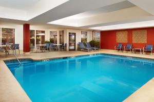 提夫顿蒂夫顿智选假日酒店的游泳池位于酒店客房内,配有桌椅