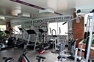 布卡拉曼加Hotel Ciudad Bonita的健身房设有跑步机和壁挂式书写器