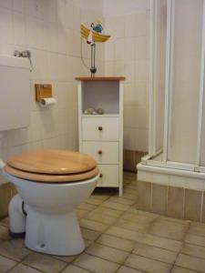 HinrichsdorfFW Einfeldt的一间带卫生间和木制马桶座的浴室