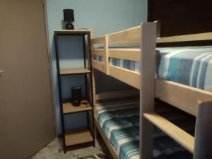 MatouryCharmant Lodge tout confort的客房设有两张双层床和镜子