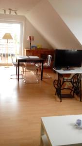 格罗森布罗德Am Norderfeld 17的客厅配有钢琴和桌子
