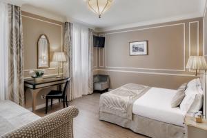 威尼斯诺沃特松酒店的配有一张床和一张书桌的酒店客房