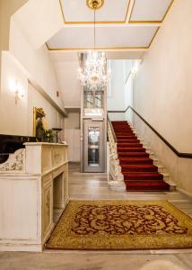 帕特雷Palaiologos Luxury City Hotel的走廊设有楼梯和吊灯